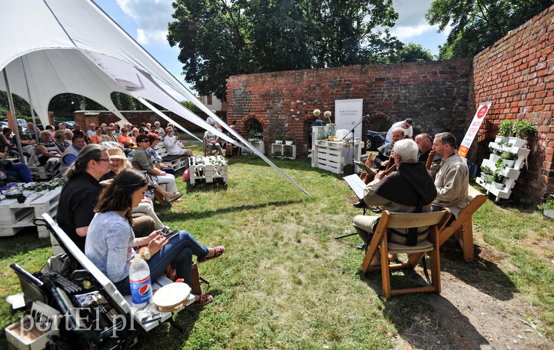 Kuchnia regionalna z muzyką dawną w tle zdjęcie nr 154823