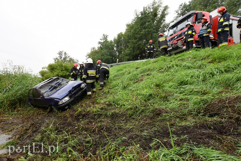  Opel dachował na drodze do Malborka zdjęcie nr 156944