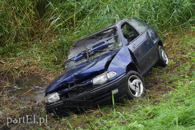  Opel dachował na drodze do Malborka zdjęcie nr 156947