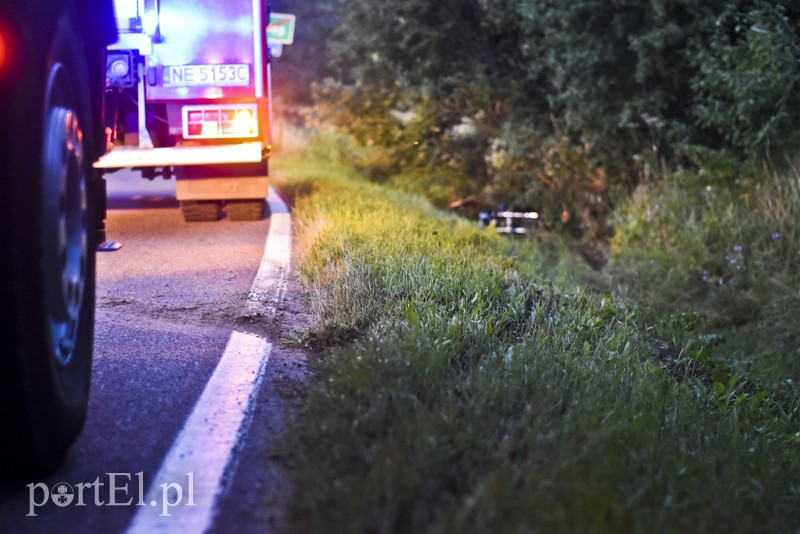 Motocyklista wypadł z drogi i uderzył w drzewo zdjęcie nr 157354