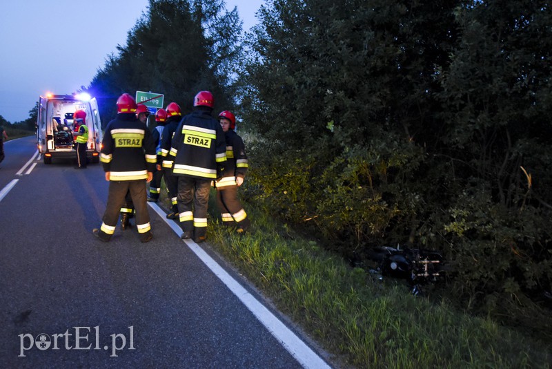 Motocyklista wypadł z drogi i uderzył w drzewo zdjęcie nr 157359