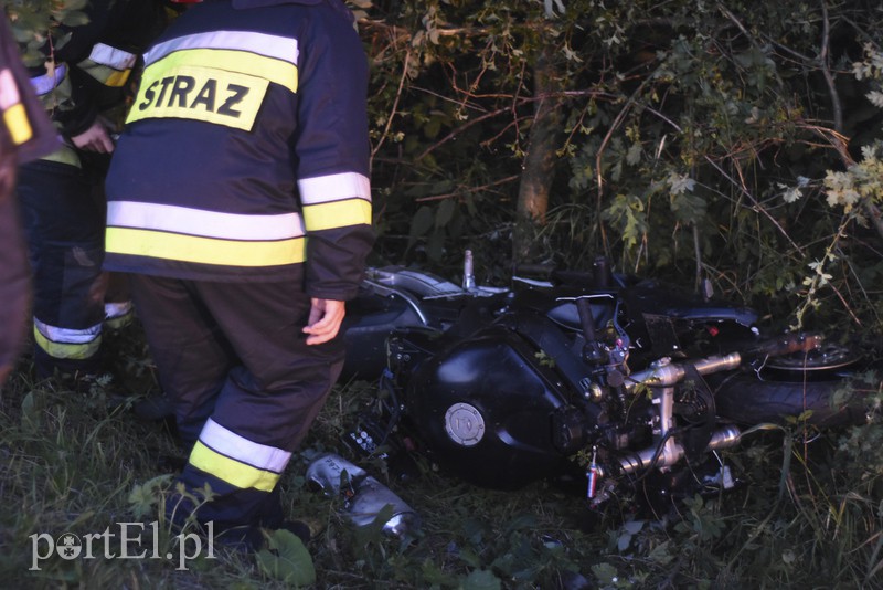 Motocyklista wypadł z drogi i uderzył w drzewo zdjęcie nr 157356