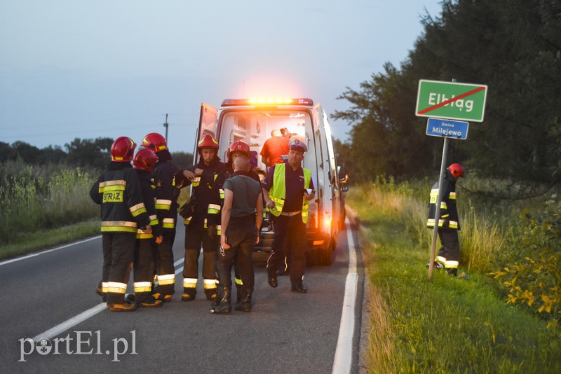 Motocyklista wypadł z drogi i uderzył w drzewo zdjęcie nr 157355