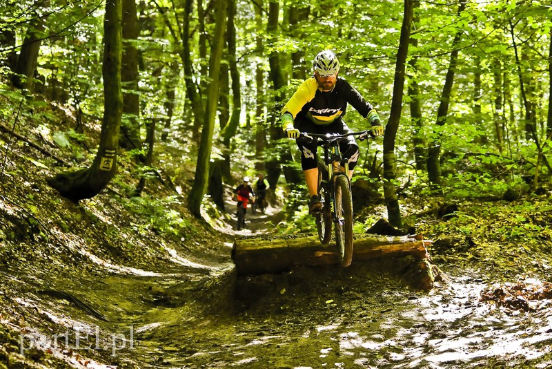 Skaczą na rowerach w Bażantarni zdjęcie nr 158200