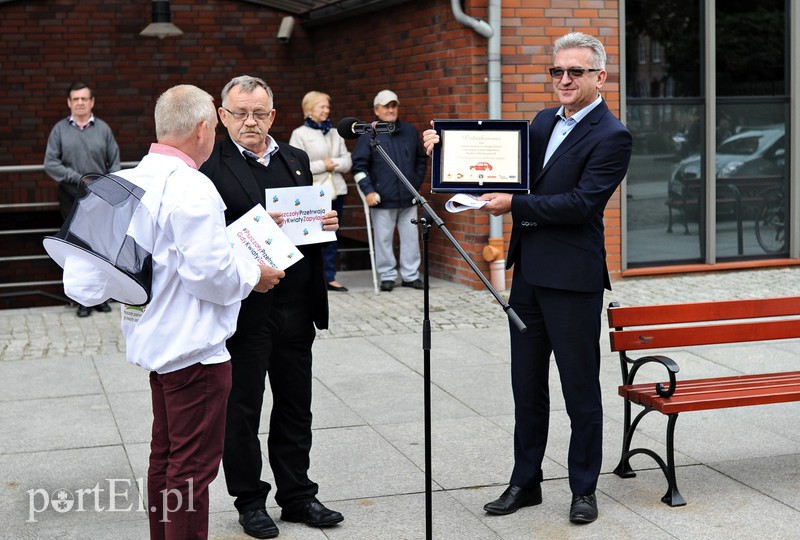 Jadą przez kraj żeby pomóc pszczołom zdjęcie nr 160342