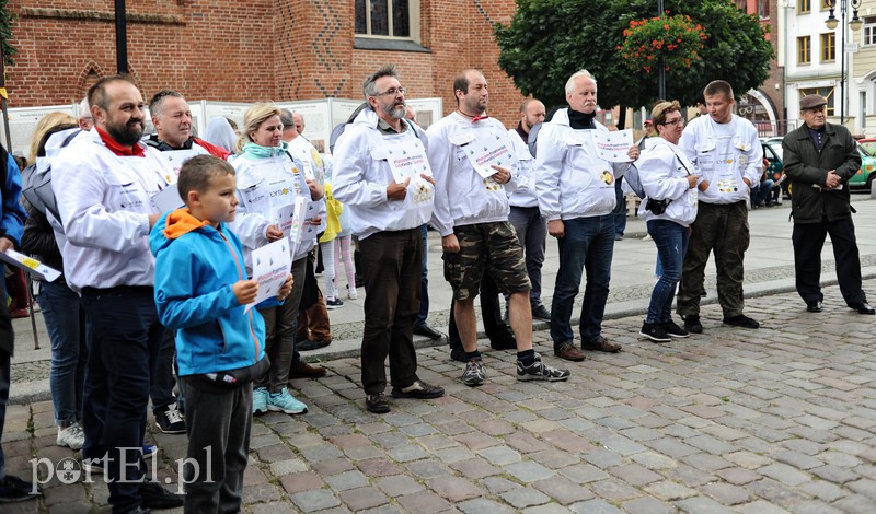 Jadą przez kraj żeby pomóc pszczołom zdjęcie nr 160341