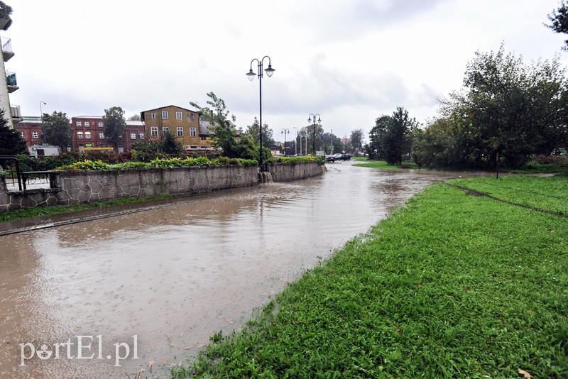 Elbląg i region walczy z ulewą. Najgorzej jest na Związku Jaszczurczego zdjęcie nr 160764