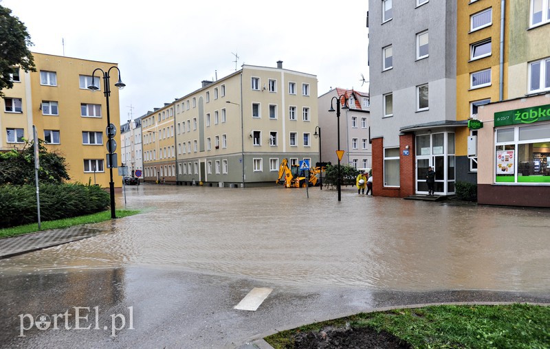 Elbląg i region walczy z ulewą. Najgorzej jest na Związku Jaszczurczego zdjęcie nr 160795