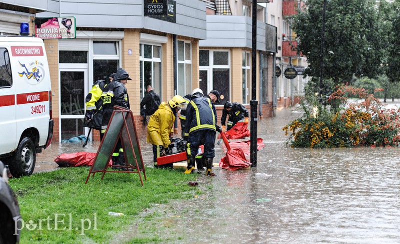 Elbląg i region walczy z ulewą. Najgorzej jest na Związku Jaszczurczego zdjęcie nr 160788