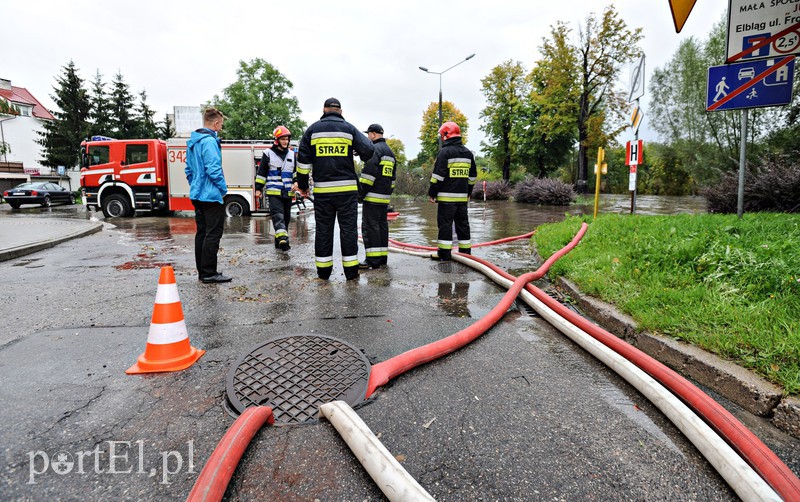 Elbląg i region walczy z ulewą. Najgorzej jest na Związku Jaszczurczego zdjęcie nr 160805