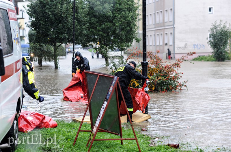 Elbląg i region walczy z ulewą. Najgorzej jest na Związku Jaszczurczego zdjęcie nr 160787