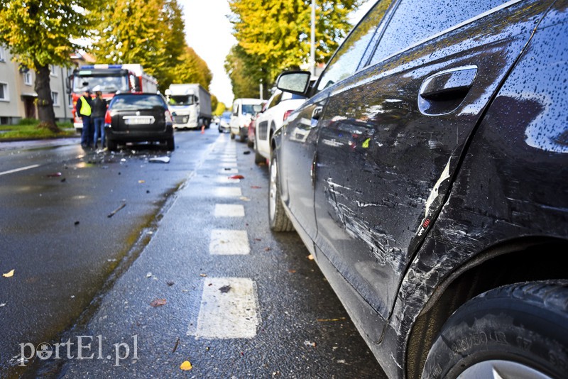 Groźne zderzenie fiata z peugeotem na Grottgera zdjęcie nr 162177