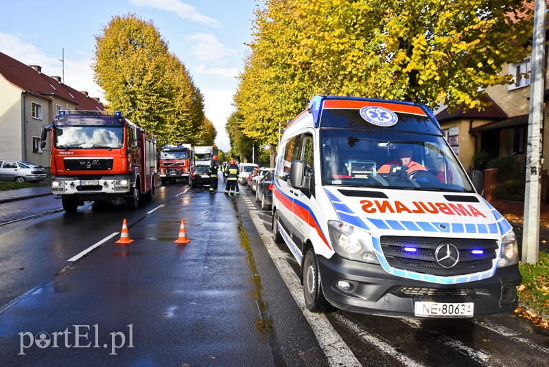 Groźne zderzenie fiata z peugeotem na Grottgera zdjęcie nr 162176