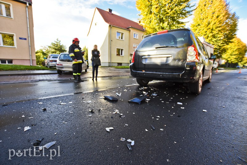 Groźne zderzenie fiata z peugeotem na Grottgera zdjęcie nr 162184