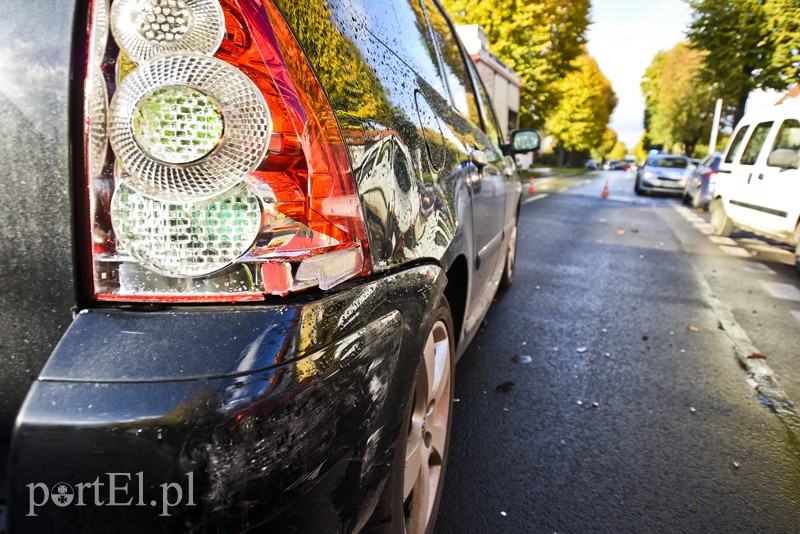 Groźne zderzenie fiata z peugeotem na Grottgera zdjęcie nr 162182