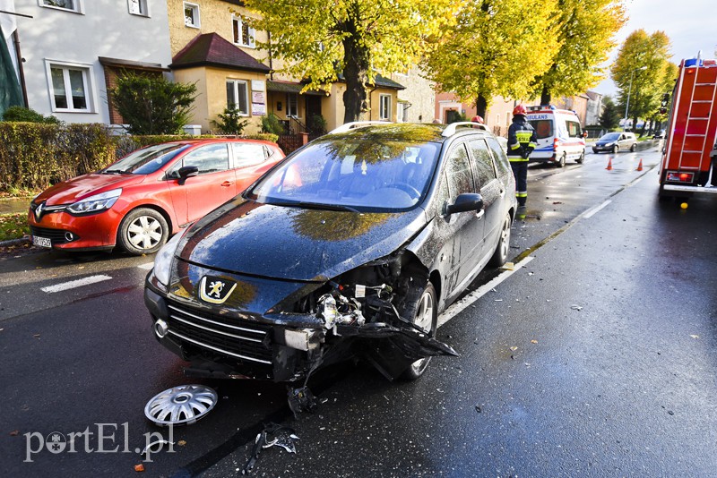 Groźne zderzenie fiata z peugeotem na Grottgera zdjęcie nr 162175