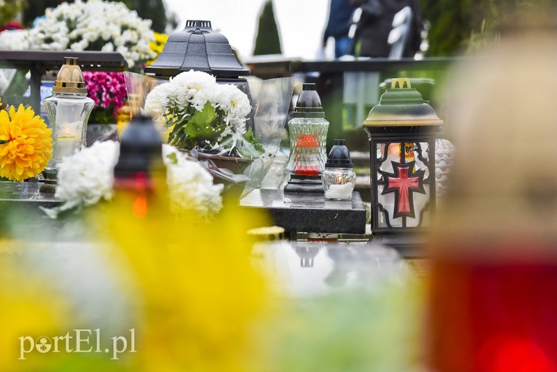 Elblążanie odwiedzają groby bliskich zdjęcie nr 163762