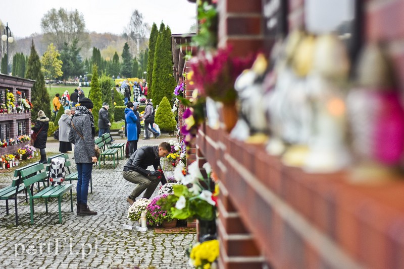 Elblążanie odwiedzają groby bliskich zdjęcie nr 163769