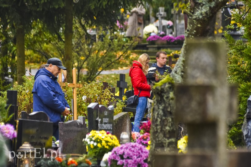 Elblążanie odwiedzają groby bliskich zdjęcie nr 163782