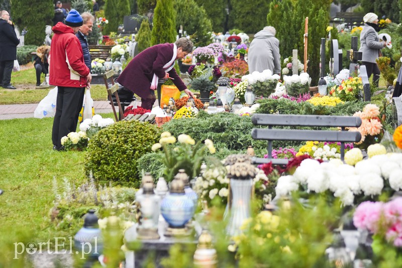 Elblążanie odwiedzają groby bliskich zdjęcie nr 163771