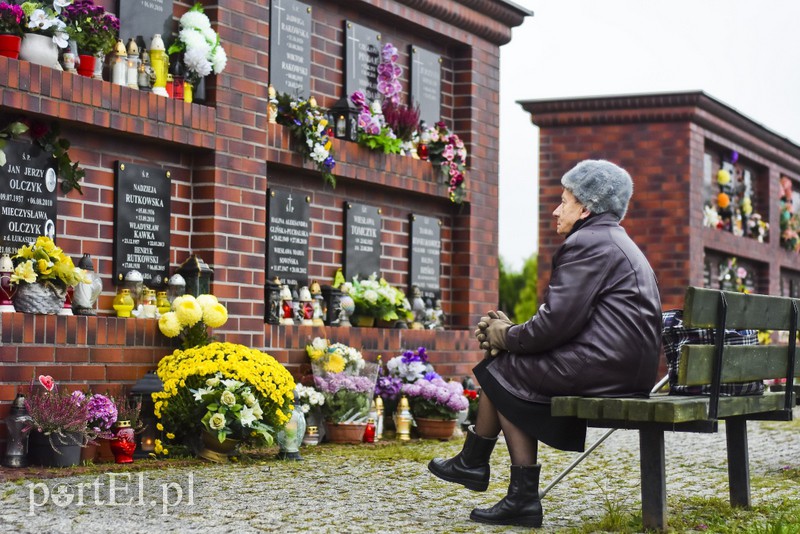 Elblążanie odwiedzają groby bliskich zdjęcie nr 163770