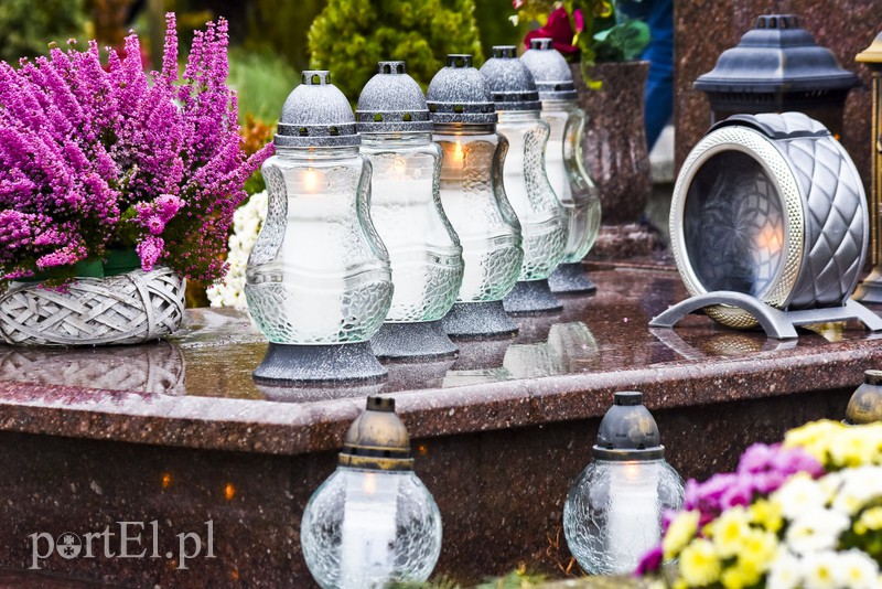 Elblążanie odwiedzają groby bliskich zdjęcie nr 163766