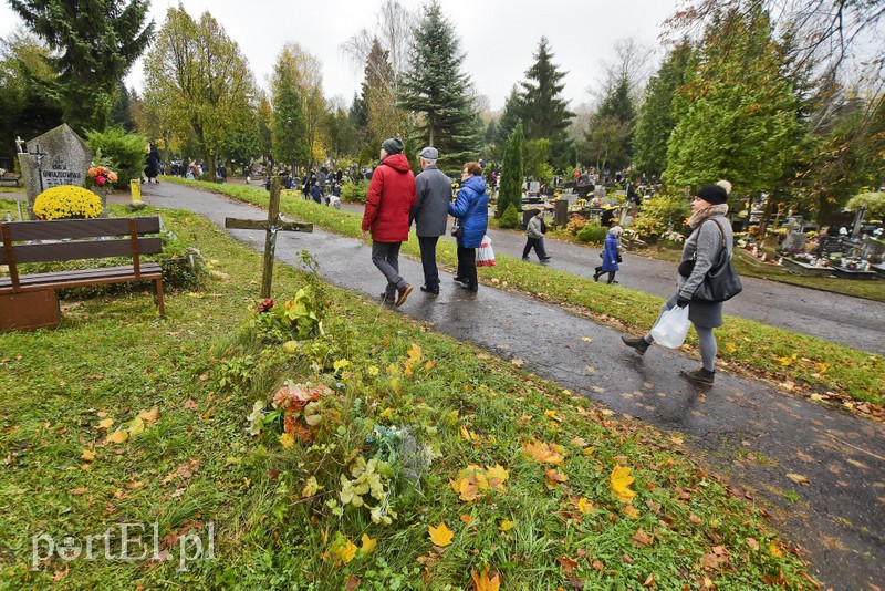 Elblążanie odwiedzają groby bliskich zdjęcie nr 163783