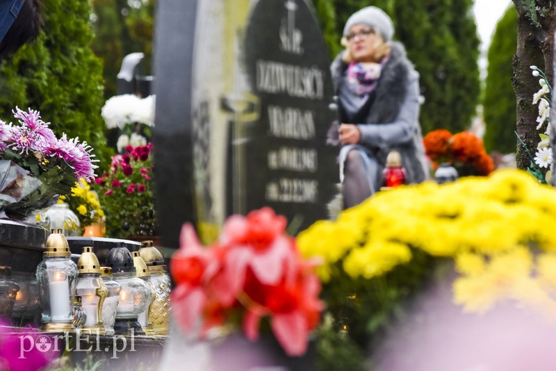 Elblążanie odwiedzają groby bliskich zdjęcie nr 163763