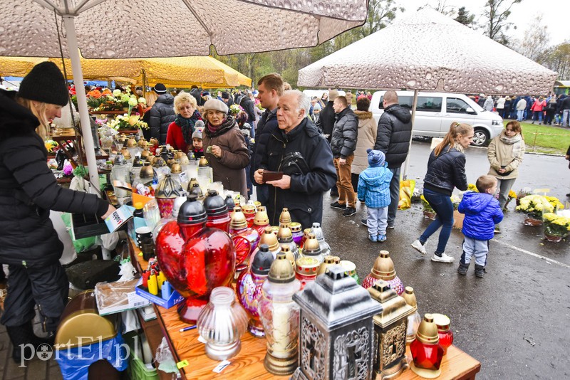 Elblążanie odwiedzają groby bliskich zdjęcie nr 163778