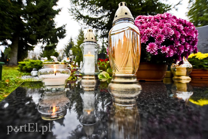 Elblążanie odwiedzają groby bliskich zdjęcie nr 163788