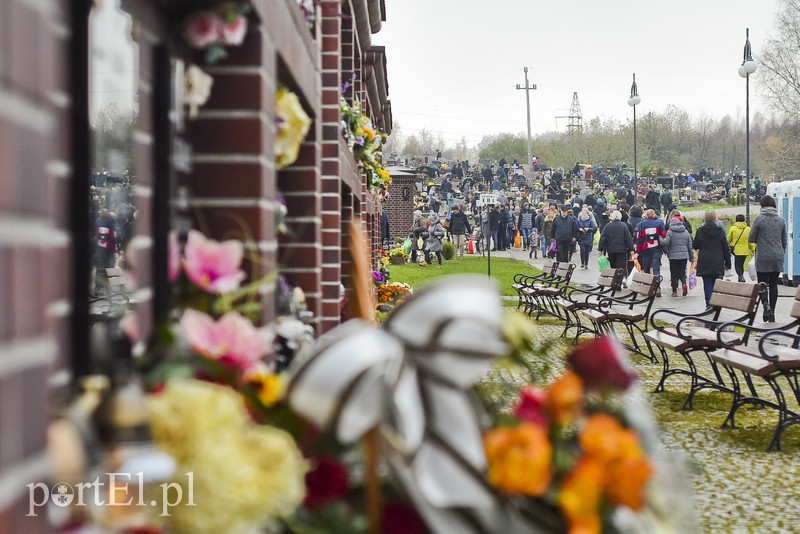 Elblążanie odwiedzają groby bliskich zdjęcie nr 163767