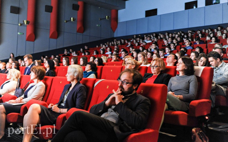 Młodzież świętuje stulecie niepodległości zdjęcie nr 163879