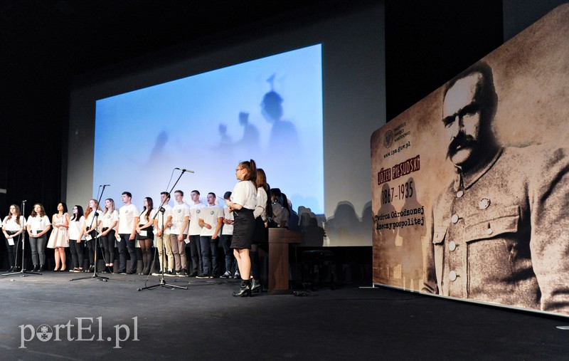 Młodzież świętuje stulecie niepodległości zdjęcie nr 163877