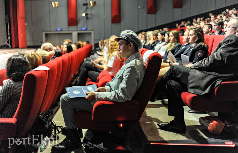 Młodzież świętuje stulecie niepodległości zdjęcie nr 163861