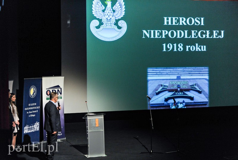 Młodzież świętuje stulecie niepodległości zdjęcie nr 163871