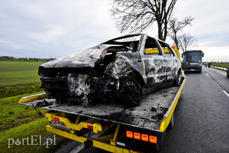 Wypadek koło Fiszewa, auto w płomieniach zdjęcie nr 164021