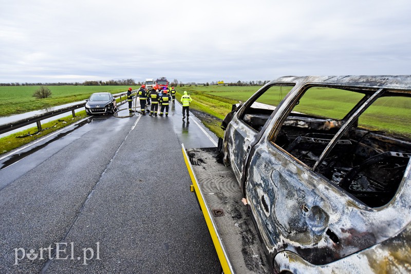 Wypadek koło Fiszewa, auto w płomieniach zdjęcie nr 164023