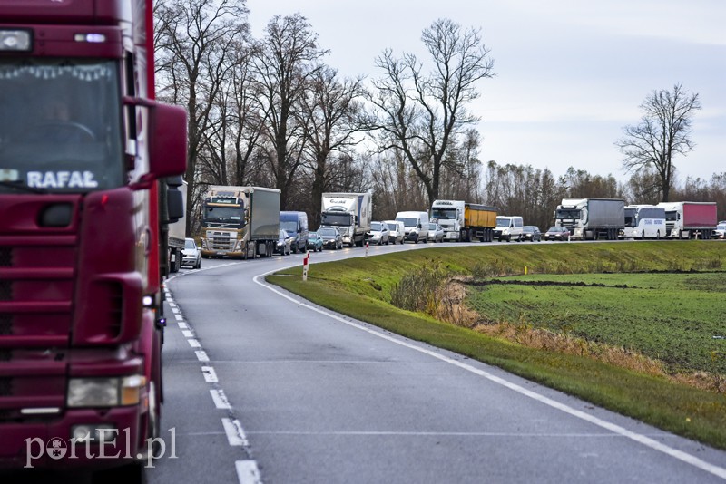 Elbląg Wypadek koło Fiszewa, auto w płomieniach