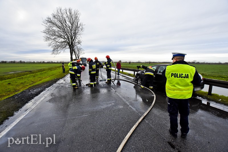 Wypadek koło Fiszewa, auto w płomieniach zdjęcie nr 164020