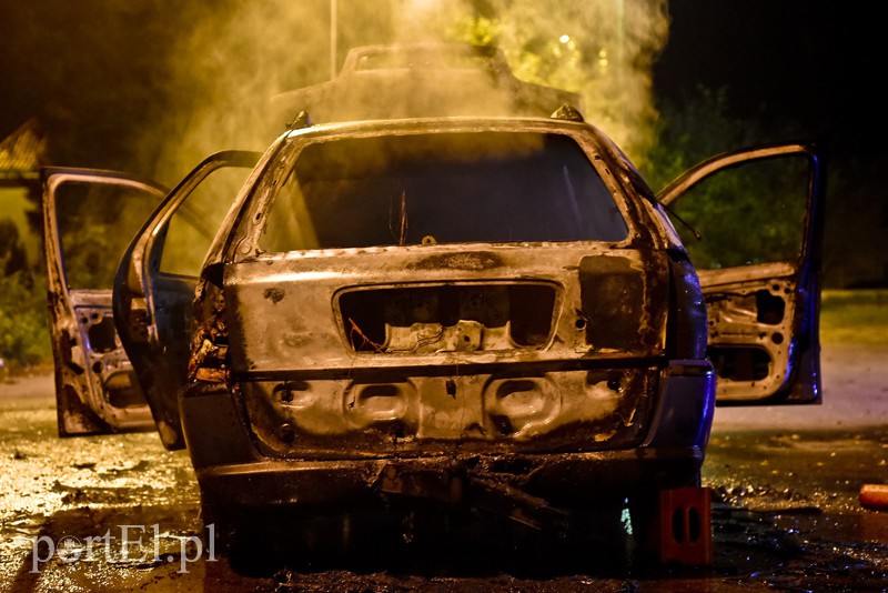 Ogień strawił fiata w 2 minuty zdjęcie nr 164174