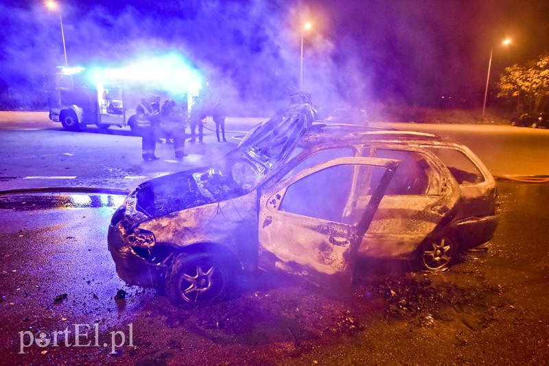 Ogień strawił fiata w 2 minuty zdjęcie nr 164168