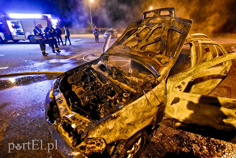 Ogień strawił fiata w 2 minuty zdjęcie nr 164169