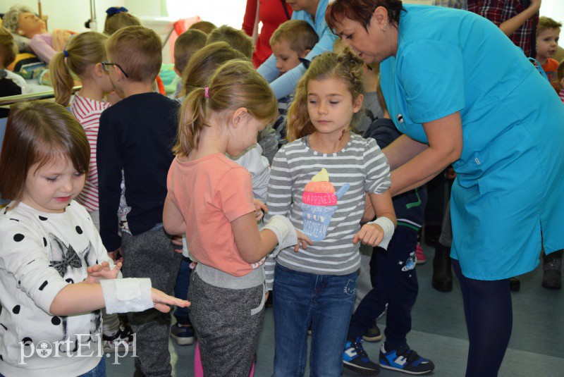 W EUH-E dzieci poznają pracę pielęgniarki i ratownika medycznego zdjęcie nr 164578