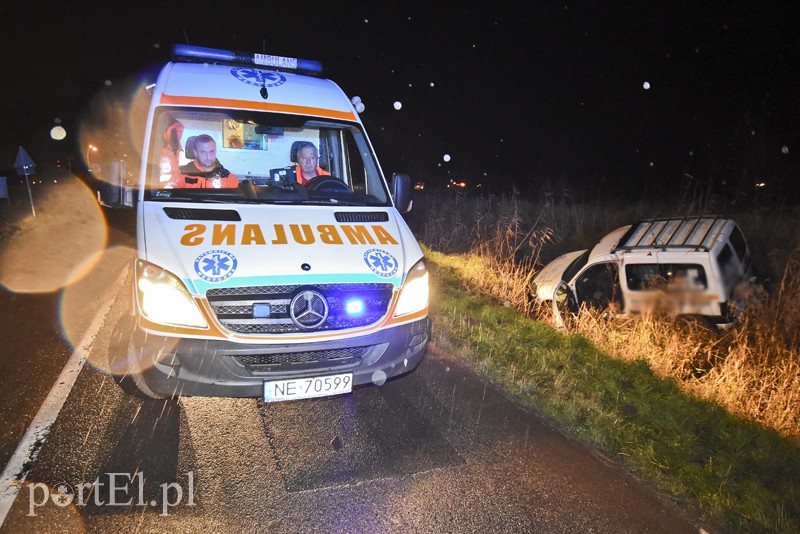 Chciał wyprzedzić, wypadł z drogi zdjęcie nr 165045