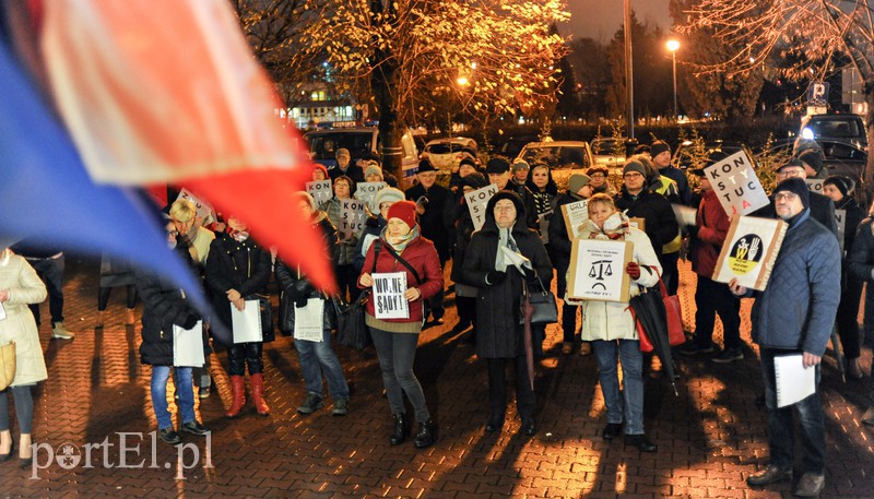 Pikietujący pod sądem: "weta okazały się oszustwem" zdjęcie nr 165671