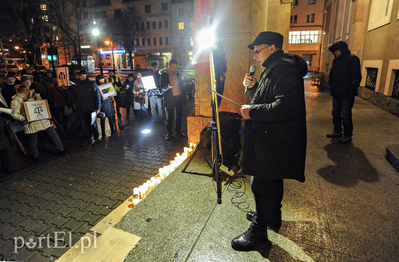 Pikietujący pod sądem: "weta okazały się oszustwem" zdjęcie nr 165675