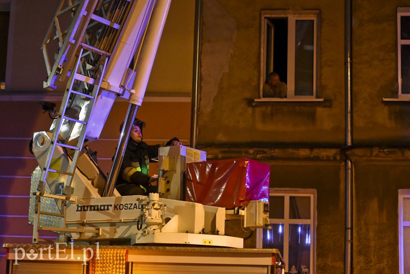 Ul. Mickiewicza: zadymienie na klatce schodowej i pożar sadzy zdjęcie nr 166902