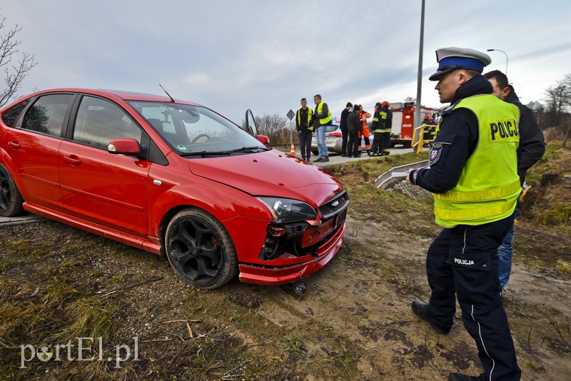 Wpadła do rowu, jedna osoba w szpitalu zdjęcie nr 167012
