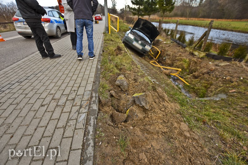 Wpadła do rowu, jedna osoba w szpitalu zdjęcie nr 167006
