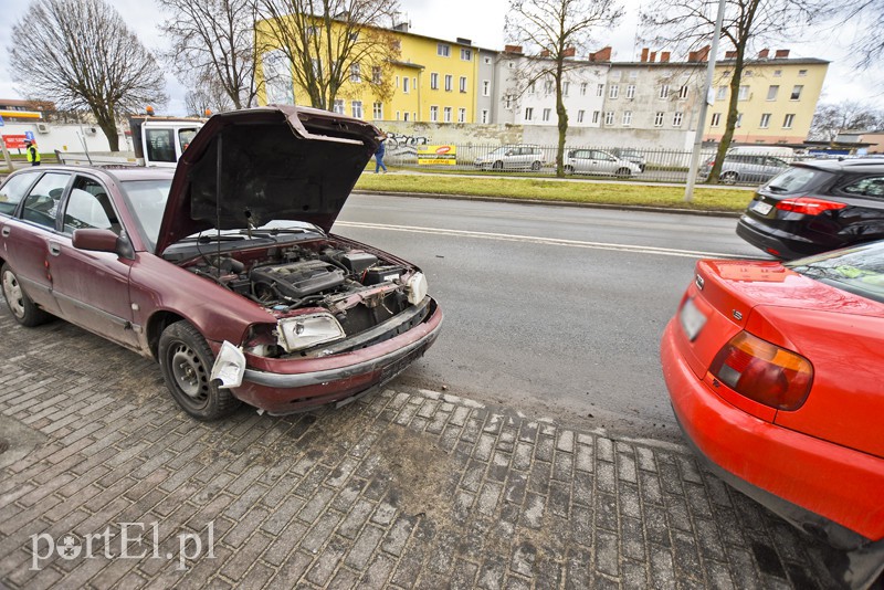 Cztery auta zderzyły się na al. Kardynała Wyszyńskiego zdjęcie nr 167025